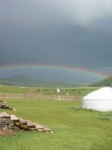 Arc-en-ciel sur un campement de yourtes en Mongolie