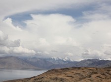 Vue sur un lac et les montagnes