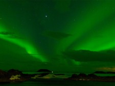 Randonnée sous une aurore boréale