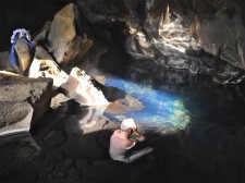 Détente après la marche dans les eaux chaudes naturelles