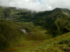 Cratère du volcan de la Soufrière sur l'île de Saint-Vincent