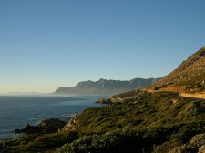 La côte magnifique vers la ville de Gansbaai