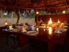 Table dressée pour le repas lors d'un campement au Botswana