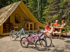 Vélos et tente du parc Pointe Taillon