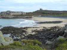 Aurigny – Une plage entourée de fortifications