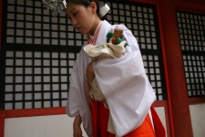 Une femme en kimono traditionnel