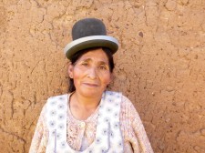 Portrait d'une cholita au chapeau melon caractéristique