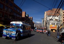 Une rue de La Paz avec un bus si typique