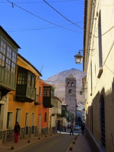 Extension Villes coloniales – La même rue en sens inverse, avec le Cerro Rico en arrière-plan