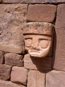 Visage en bas-relief à Tiwanaku