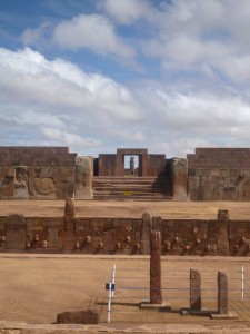 Esplanade du temple semi-souterrain Kalasasaya à Tiwanaku