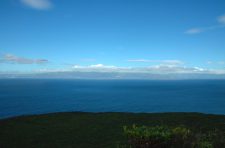 Lîle de São Jorge vue depuis la côte nord de Pico