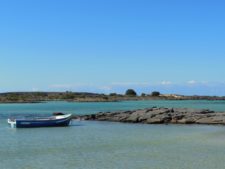 Petite barque de pèche sur une des plus belles plages de Crète
