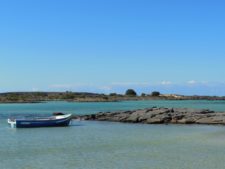 Petite barque de pèche sur une des plus belles plages de Crète