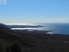 Cultures s'étalant vers la mer à la pointe ouest de l'île