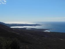 Cultures s'étalant vers la mer à la pointe ouest de l'île