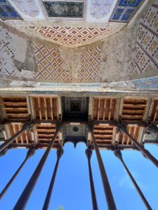 Plafond de l'entrée de la mosquée Bolo Haouz à Boukhara
