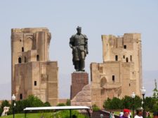 Statue de Tamerlan à Chakhrisabz avec Ak-Saray en arrière-plan