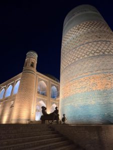 La madrassa Mohammed Amin Khan et le minaret Kalta Minor à Khiva