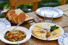 Repas de fromages, légumes frais et pain lavash