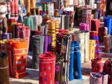 Éventail de tapis sur un marché au sud du Maroc
